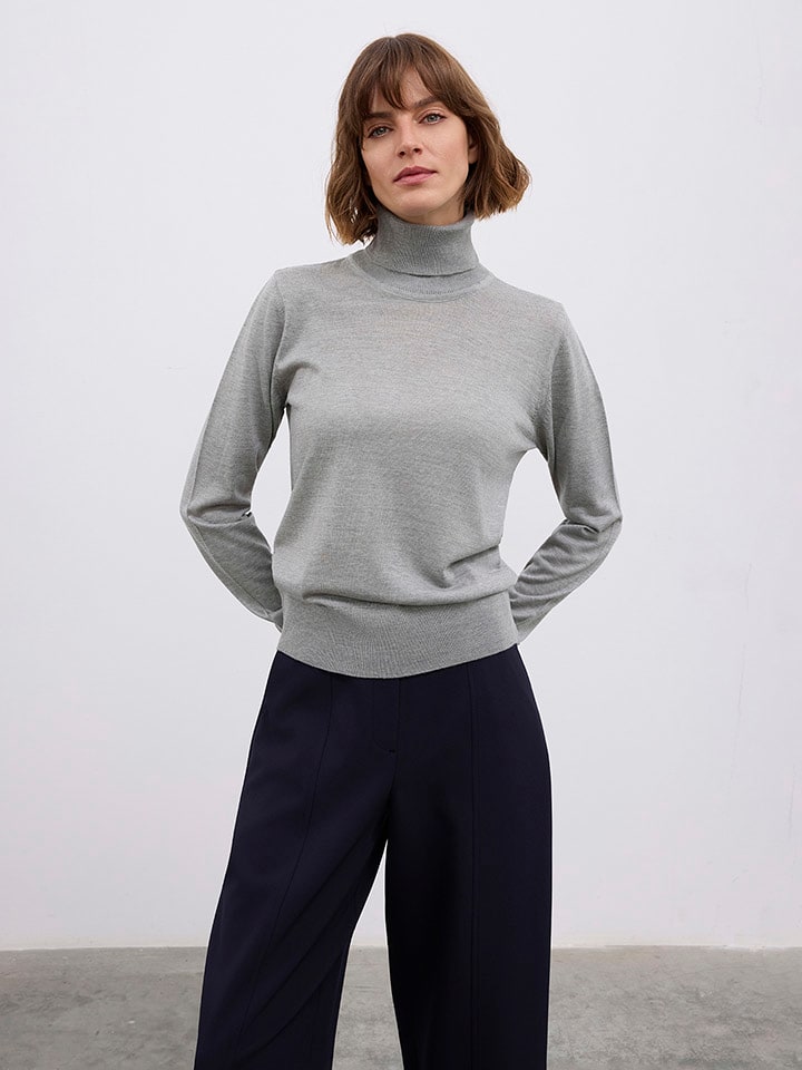 BGN Серый свитер с высоким воротником
BGN Серый свитер с высоким воротником