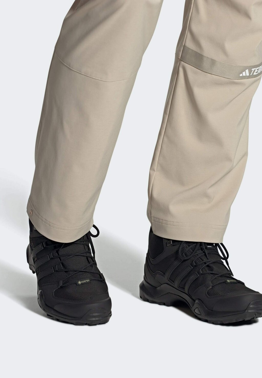 Кроссовки для походов Terrex Swift R2 Mid Gore Tex Adidas, цвет core black core black carbon
Кроссовки для походов Terrex Swift R2 Mid Gore Tex Adidas, цвет core black core black carbon