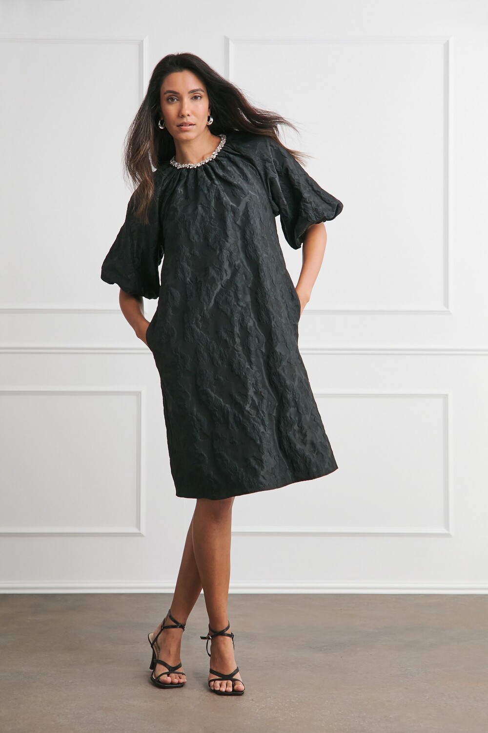 Платье халат из жаккарда с отделкой стразами Joanna Hope, черный
Платье халат из жаккарда с отделкой стразами Joanna Hope, черный