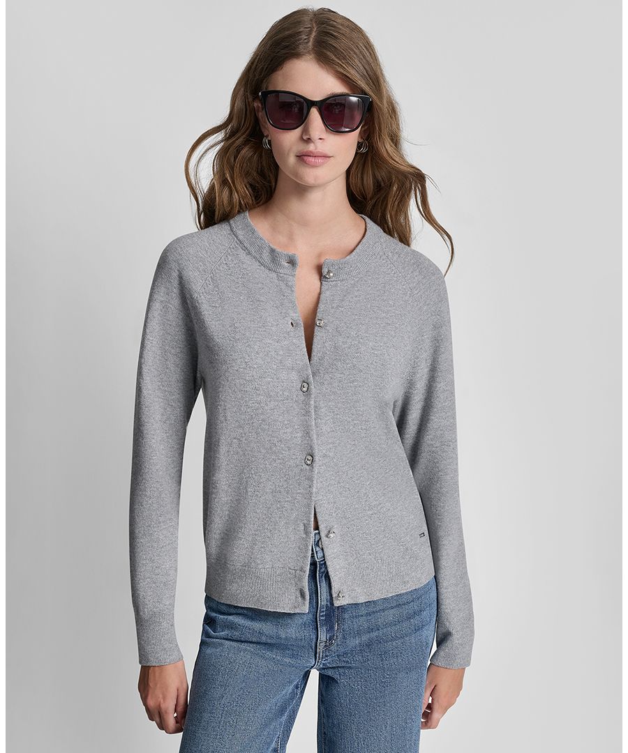 Женский кардиган с круглым вырезом и пуговицами, украшенный стразами DKNY Jeans, Storm Grey Heather
Женский кардиган с круглым вырезом и пуговицами, украшенный стразами DKNY Jeans, Storm Grey Heather