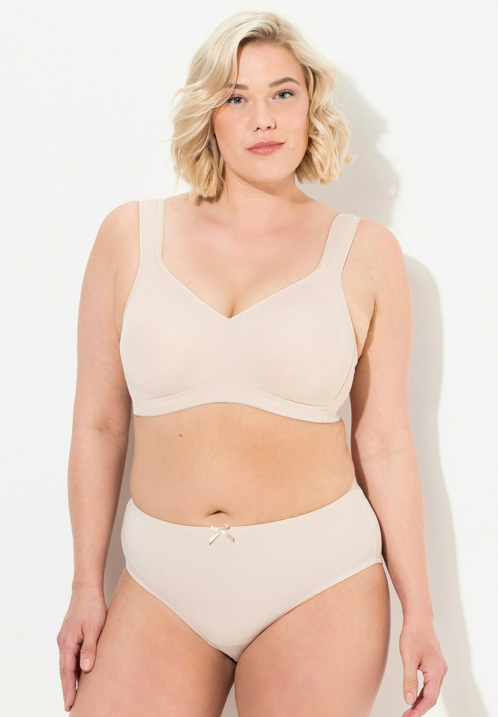 Бюстгальтер GROSSE GRÖSSEN 2-ER PACK, OHNE BÜGEL, VORGEFORMTE CUPS Ulla Popken, бежевый
Бюстгальтер GROSSE GRÖSSEN 2-ER PACK, OHNE BÜGEL, VORGEFORMTE CUPS Ulla Popken, бежевый