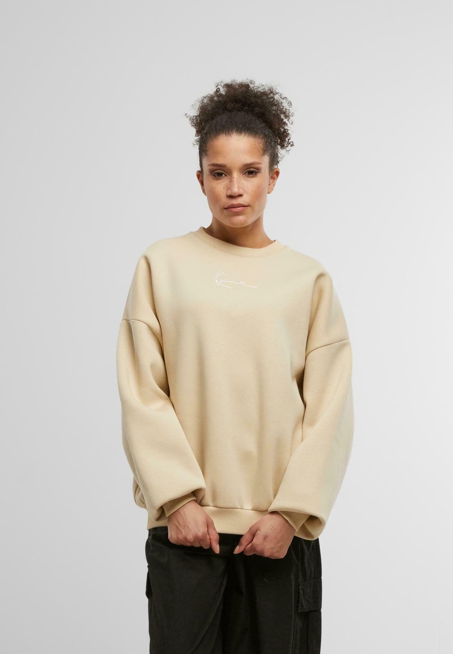 Толстовка Karl Kani SMALL SIGNATURE ESSENTIAL CREW, Sand, Бежевый, Толстовка Karl Kani SMALL SIGNATURE ESSENTIAL CREW, Sand
Толстовка Karl Kani SMALL SIGNATURE ESSENTIAL CREW, Sand, Бежевый, Толстовка Karl Kani SMALL SIGNATURE ESSENTIAL CREW, Sand