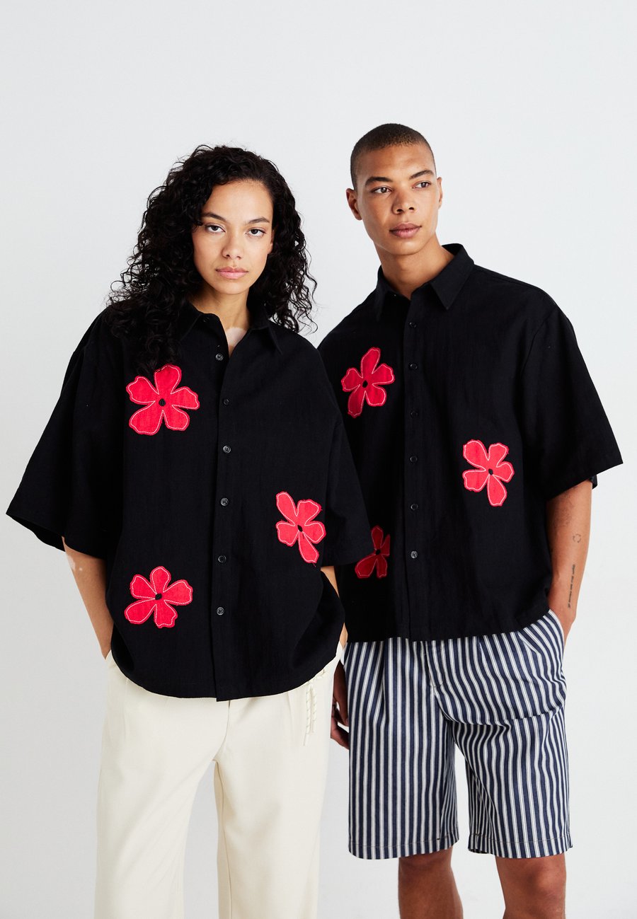 Блуза Sister Jane CAMELIA APPLIQUE BOXY UNISEX, Black
Блуза Sister Jane CAMELIA APPLIQUE BOXY UNISEX, Black