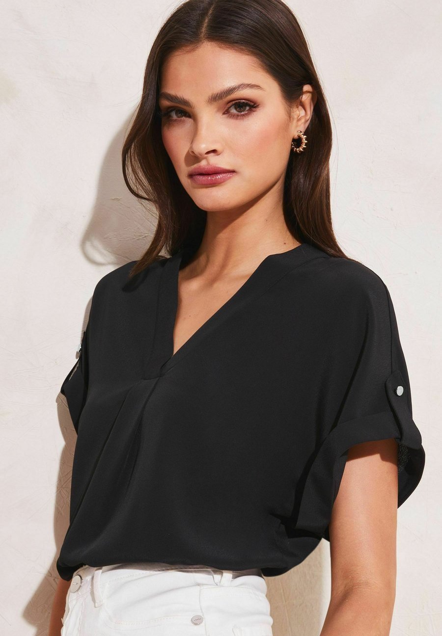 Блуза Lipsy UTILITY V-NECK SHORT ROLL SLEEVE , Black
Блуза Lipsy UTILITY V-NECK SHORT ROLL SLEEVE , Black