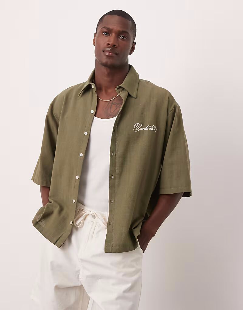 Рубашка свободного кроя ASOS DESIGN с короткими рукавами и вышивкой на груди, выполненная из льна цвета хаки
Рубашка свободного кроя ASOS DESIGN с короткими рукавами и вышивкой на груди, выполненная из льна цвета хаки