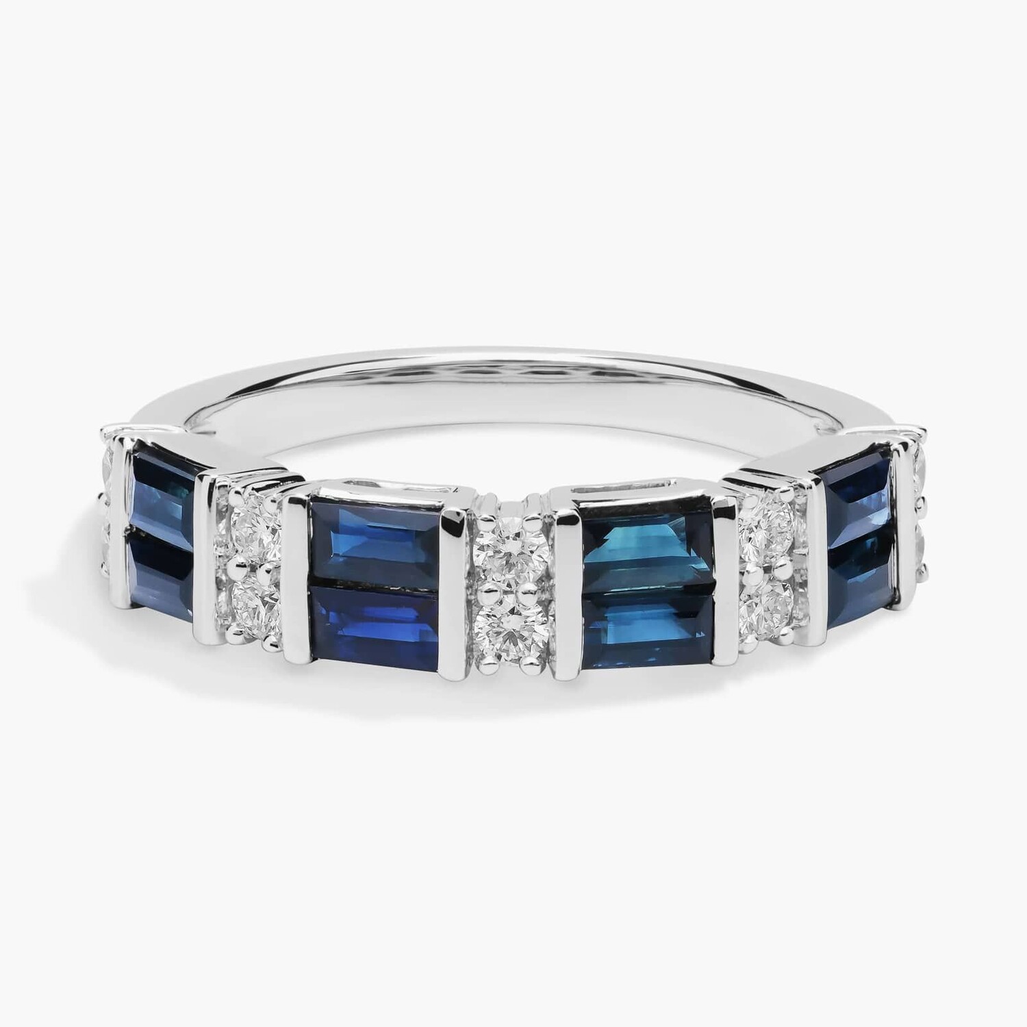 Кольцо с чередующимися сапфирами огранки «багет» и бриллиантами из 14-каратного белого золота Blue Nile