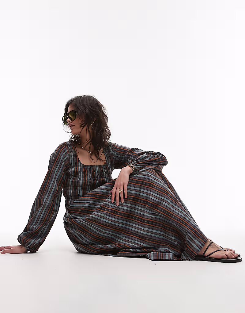 Платье миди Topshop с длинными рукавами и сборками в синюю винтажную клетку
Платье миди Topshop с длинными рукавами и сборками в синюю винтажную клетку