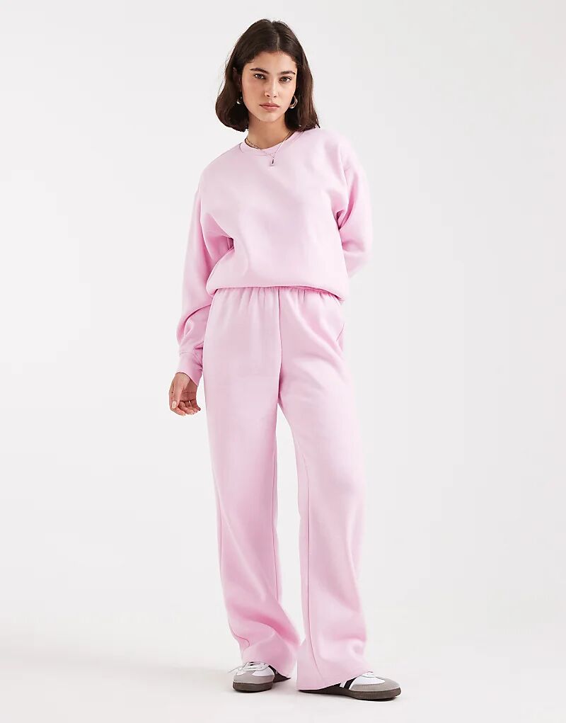 Комбинезон из широких брюк светло-розового цвета
Комбинезон из широких брюк светло-розового цвета