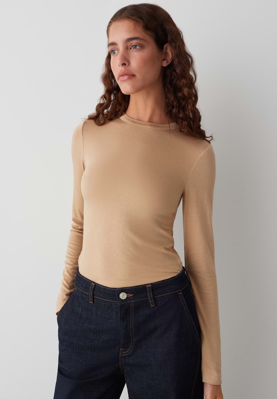 Топ OPUS SLIM FIT STRUCTURED BASIC, Caramel/Light Brown
Топ OPUS SLIM FIT STRUCTURED BASIC, Caramel/Light Brown