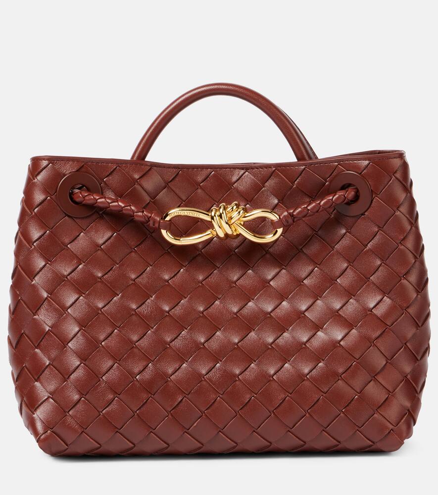 Сумка-тоут Andiamo Intrecciato Small из кожи Bottega Veneta, Sapele-M Bras-Sapele
Сумка-тоут Andiamo Intrecciato Small из кожи Bottega Veneta, Sapele-M Bras-Sapele