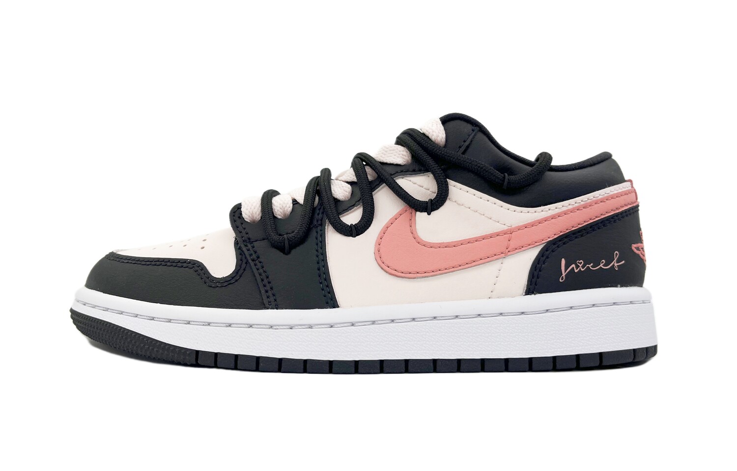 Кроссовки Air Jordan 1 Vintage Basketball Shoes Women's Low-top Black/powder, черный/розовый 
Кроссовки Air Jordan 1 Vintage Basketball Shoes Women's Low-top Black/powder, черный/розовый
