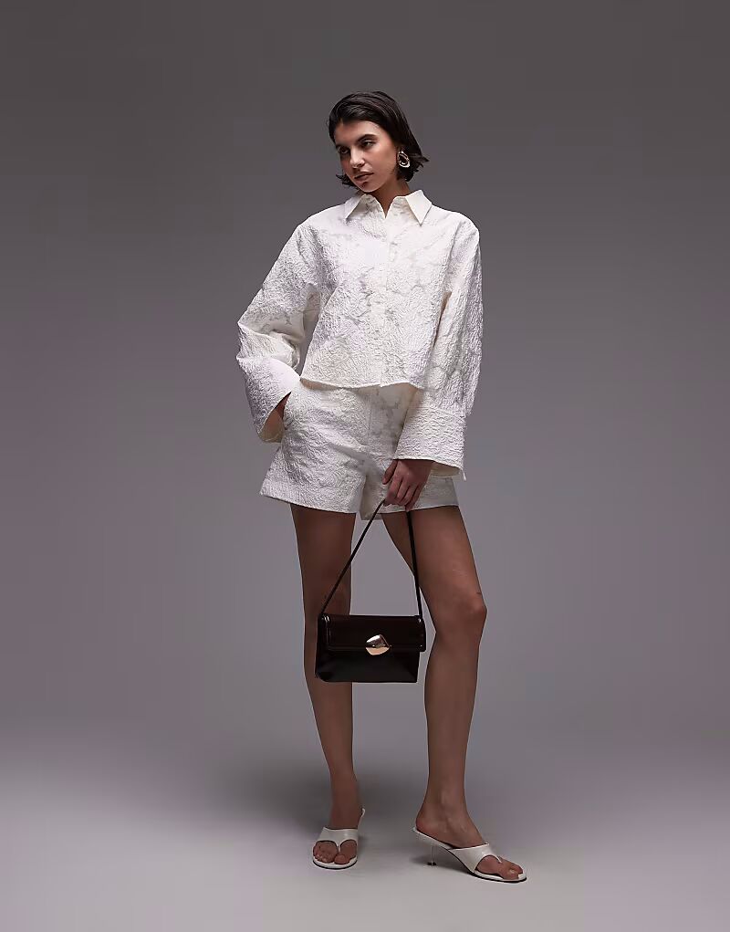 & Other Stories кружевные жаккардовые шорты в оттенке «белый»
& Other Stories кружевные жаккардовые шорты в оттенке «белый»