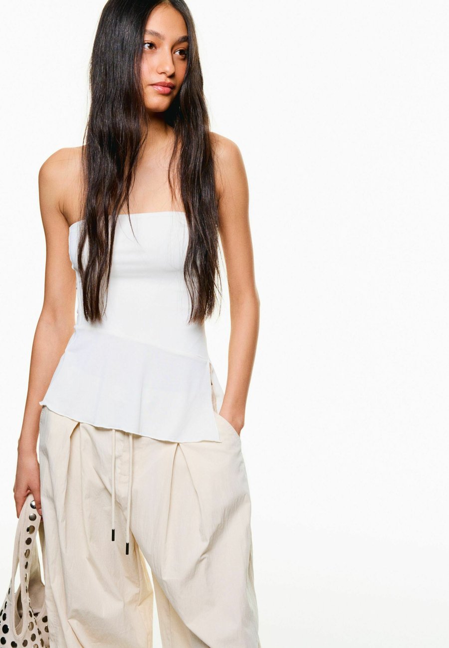 Топ Bershka WITH ASYMMETRIC HEM , Beige
Топ Bershka WITH ASYMMETRIC HEM , Beige