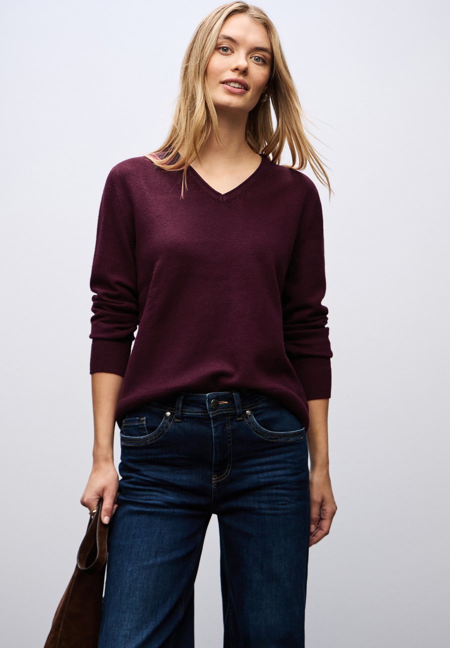 Джемпер Street One KUSCHELIGER V-NECK PULLOVER, Rot/Bordeaux
Джемпер Street One KUSCHELIGER V-NECK PULLOVER, Rot/Bordeaux