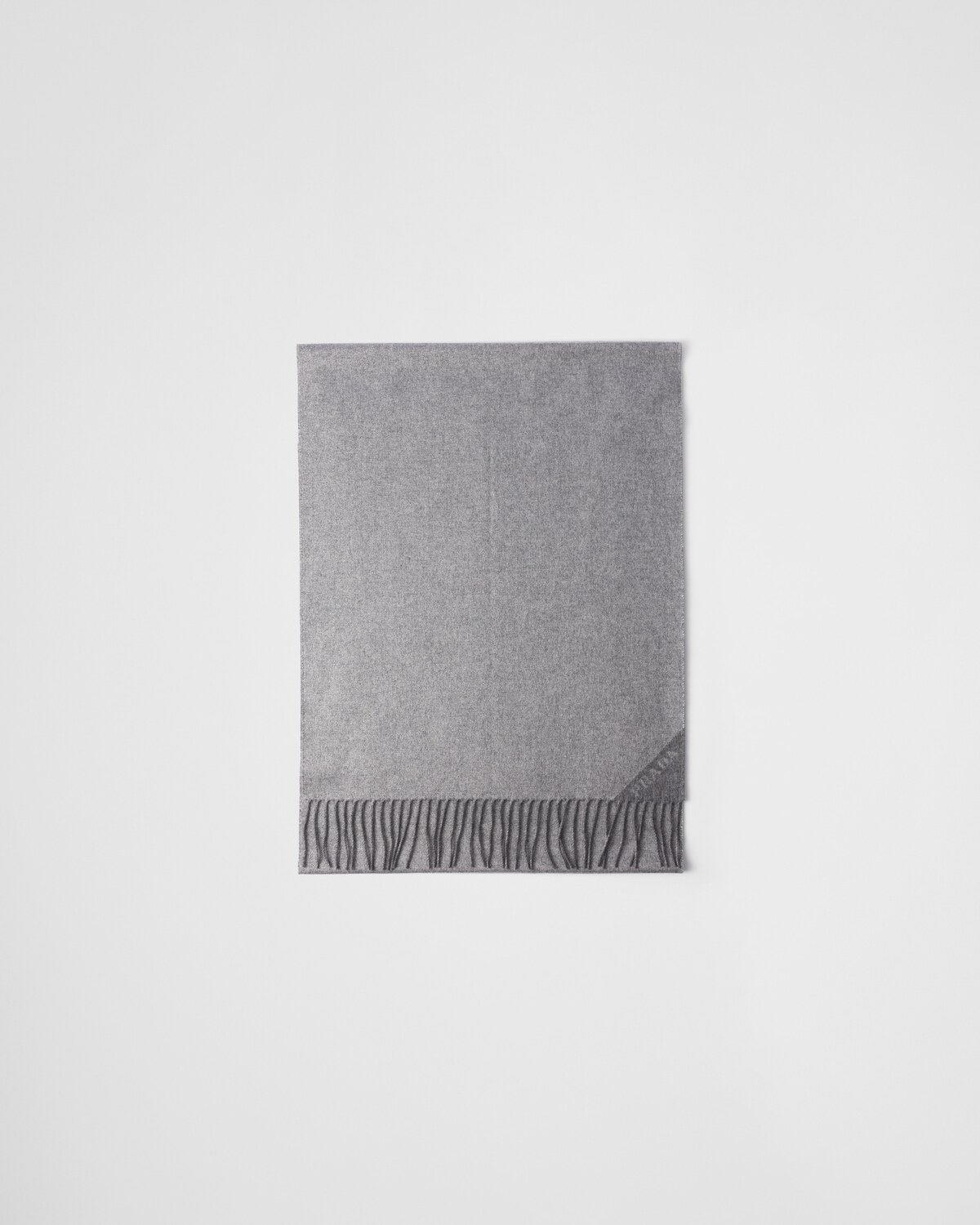 Жаккардовый вечерний шарф из шелка, кашемира и люрекса Prada, серебристый/тауpe
Жаккардовый вечерний шарф из шелка, кашемира и люрекса Prada, серебристый/тауpe