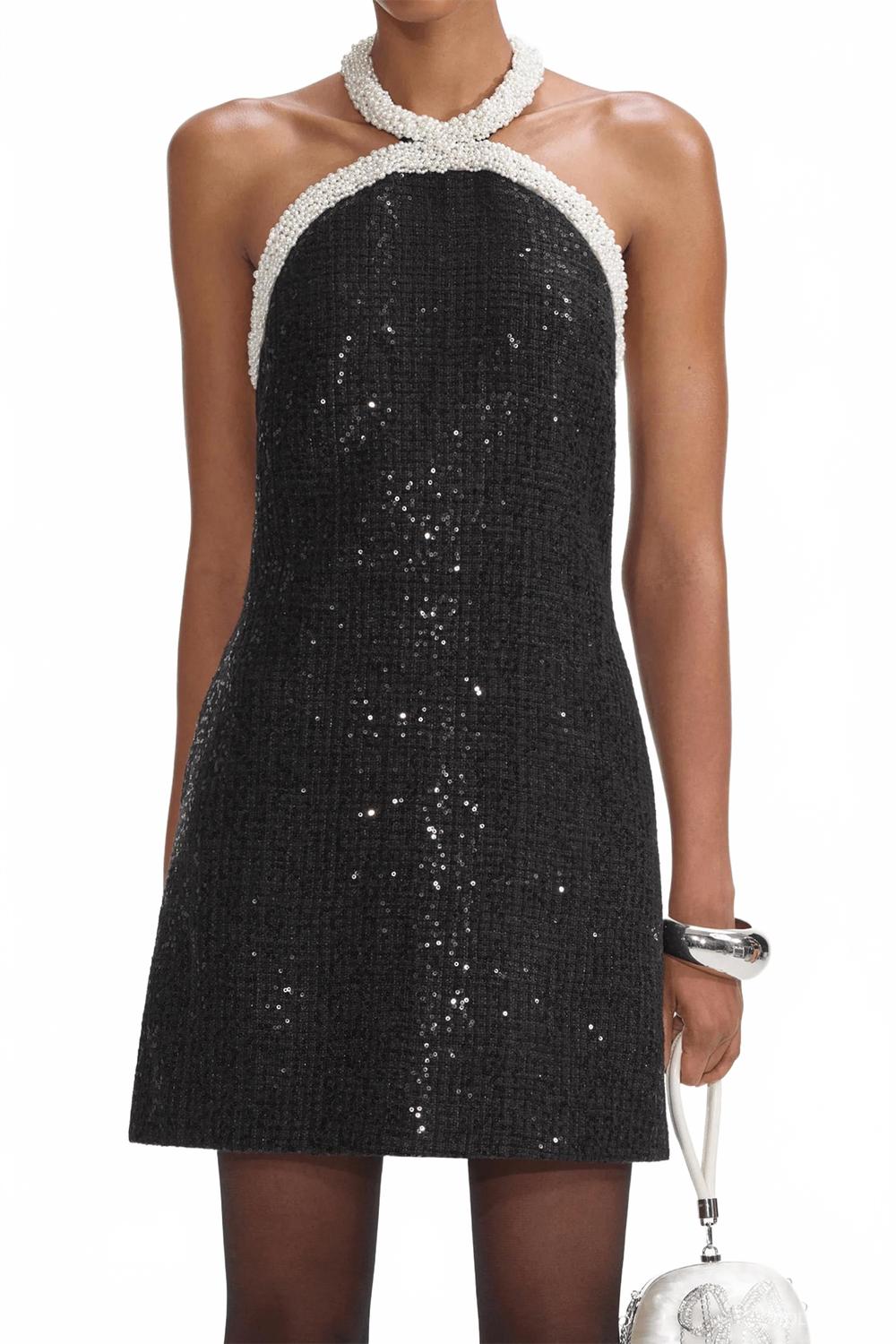 Черное мини-платье с жемчужной отделкой из букле Self-Portrait
Черное мини-платье с жемчужной отделкой из букле Self-Portrait