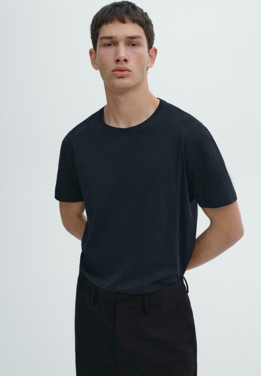Футболка Massimo Dutti SHORT SLEEVE WITH CREW NECK, Dark Blue, Синий, Футболка Massimo Dutti SHORT SLEEVE WITH CREW NECK, Dark Blue
Футболка Massimo Dutti SHORT SLEEVE WITH CREW NECK, Dark Blue, Синий, Футболка Massimo Dutti SHORT SLEEVE WITH CREW NECK, Dark Blue