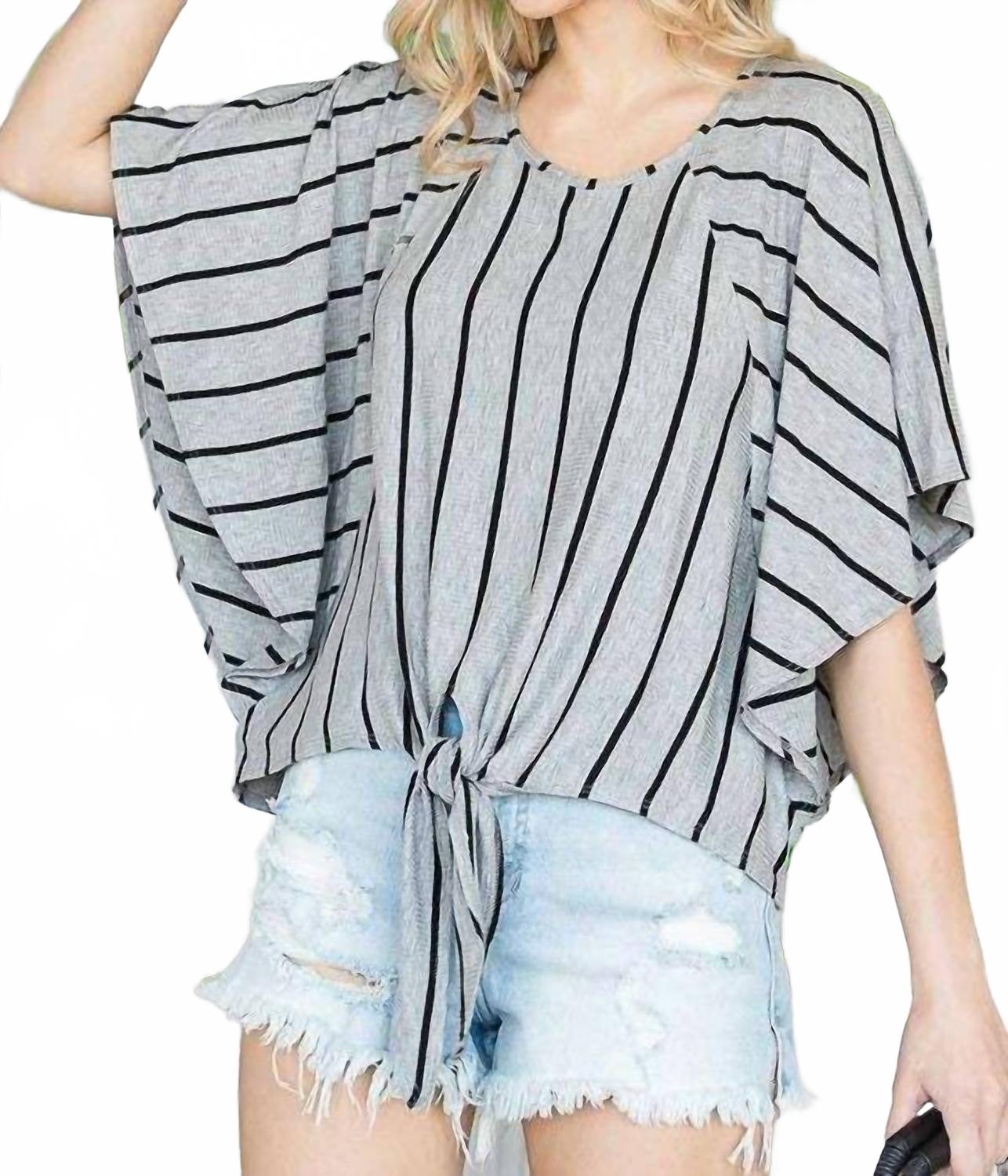 Топ с полосатым принтом, завязывающимся подолом и круглым вырезом, рукавами-накидкой, серый JADE BY JANE
Топ с полосатым принтом, завязывающимся подолом и круглым вырезом, рукавами-накидкой, серый JADE BY JANE