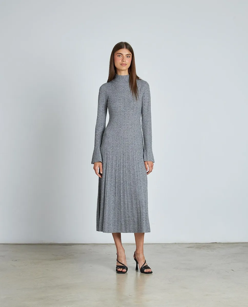 Приталенное миди-платье с камнями и длинной пышной юбкой Alma en Pena, серый
Приталенное миди-платье с камнями и длинной пышной юбкой Alma en Pena, серый