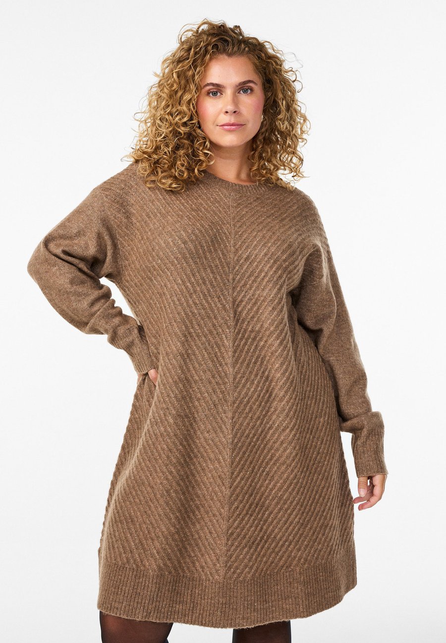 Платье Zizzi MIT V-FÖRMIGEM STRUKTURMUSTER, Caribou Mel/Mottled Light Brown
Платье Zizzi MIT V-FÖRMIGEM STRUKTURMUSTER, Caribou Mel/Mottled Light Brown