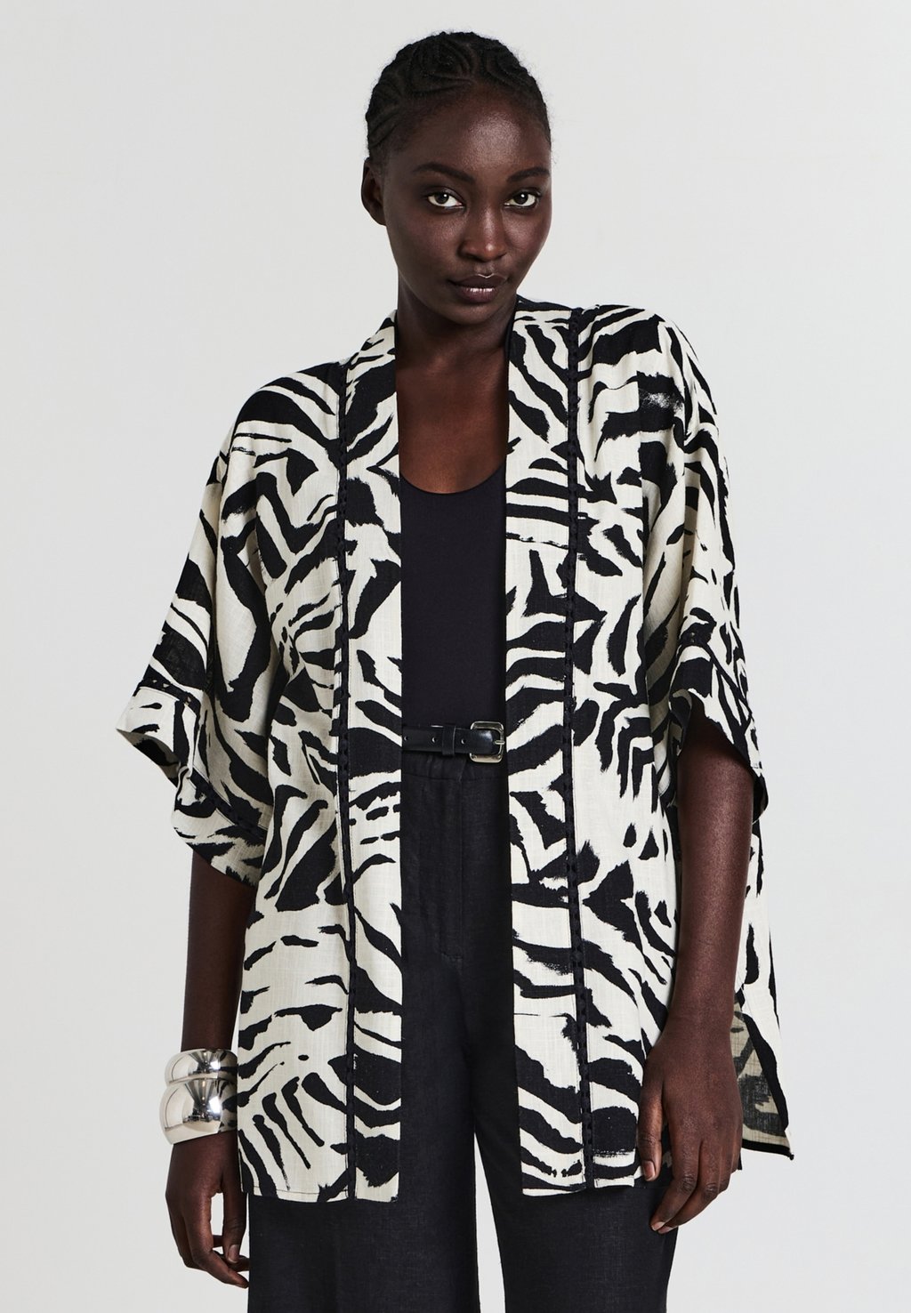 Летняя куртка KIMONO ZEBRATO MISTO Calliope, черный
Летняя куртка KIMONO ZEBRATO MISTO Calliope, черный