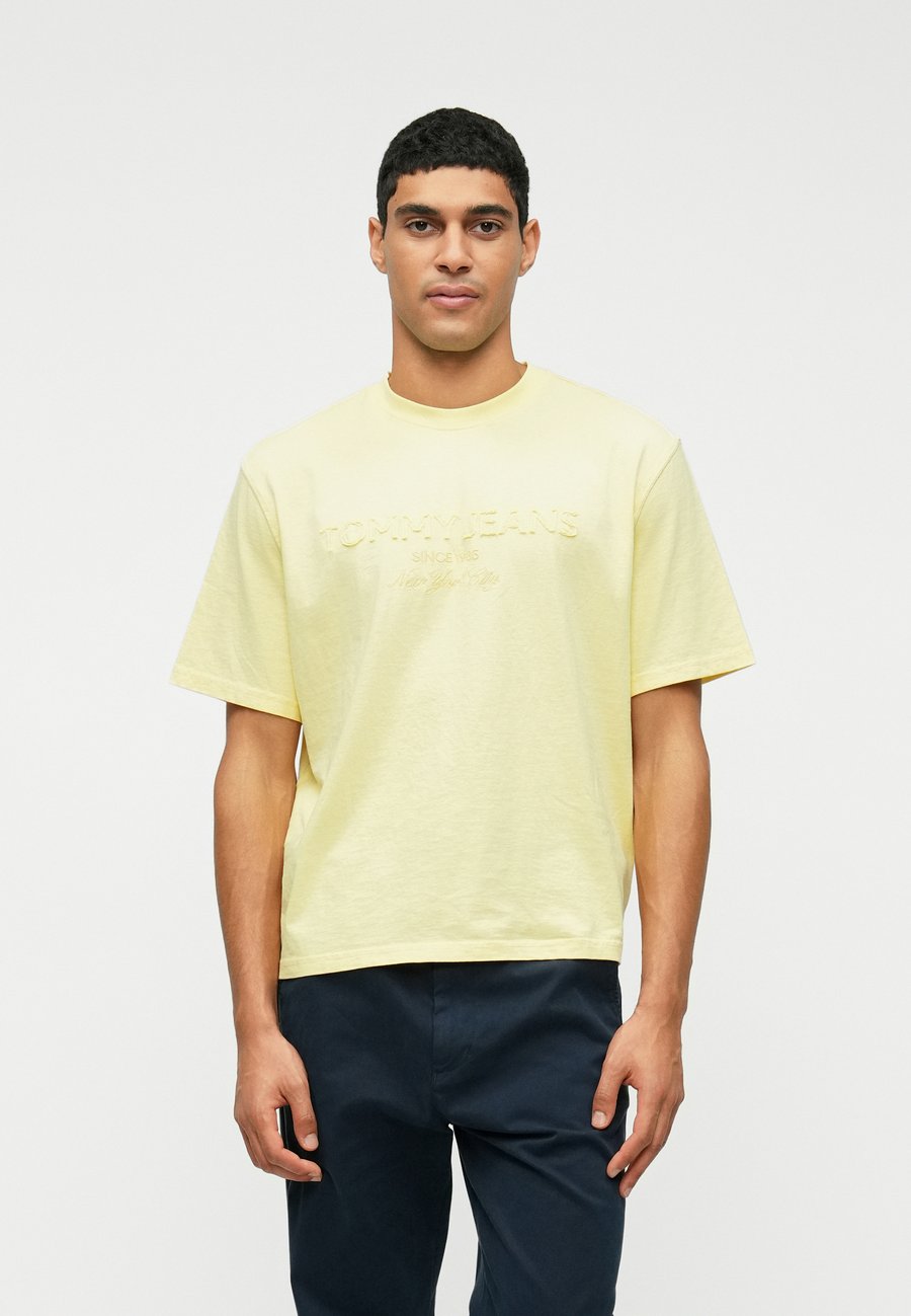 Футболка Tommy Jeans 90S NEW CLASSICS TEE UNISEX, Citronella/Yellow, Желтый, Футболка Tommy Jeans 90S NEW CLASSICS TEE UNISEX, Citronella/Yellow
Футболка Tommy Jeans 90S NEW CLASSICS TEE UNISEX, Citronella/Yellow, Желтый, Футболка Tommy Jeans 90S NEW CLASSICS TEE UNISEX, Citronella/Yellow