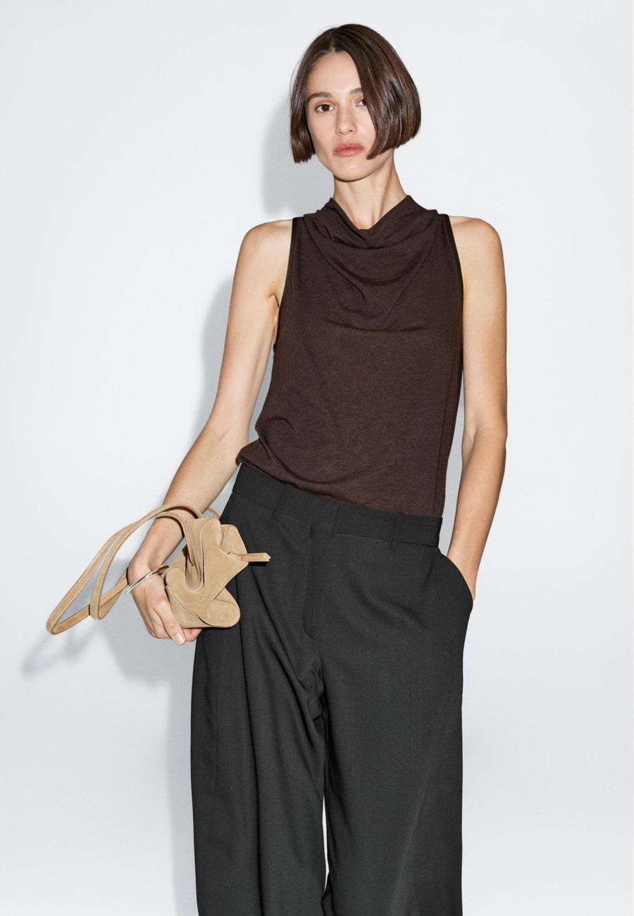 Топ Massimo Dutti SLEEVELESS WITH DRAPED NECKLINE, Mottled Dark Brown
Топ Massimo Dutti SLEEVELESS WITH DRAPED NECKLINE, Mottled Dark Brown