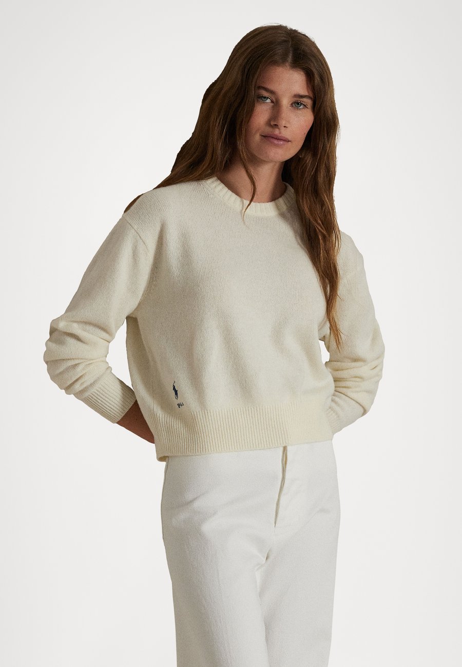 Джемпер Polo Ralph Lauren WOOL BLEND CROPPED CREWNECK JUMPER, Authentic Cream/Off-White
Джемпер Polo Ralph Lauren WOOL BLEND CROPPED CREWNECK JUMPER, Authentic Cream/Off-White