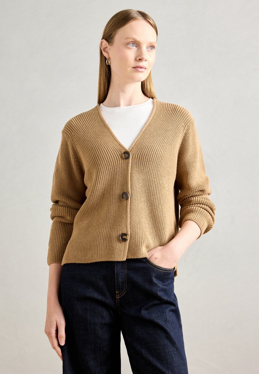 Кардиган Marc O'Polo LONGSLEEVE V NECK, Pure Sand/Sand
Кардиган Marc O'Polo LONGSLEEVE V NECK, Pure Sand/Sand