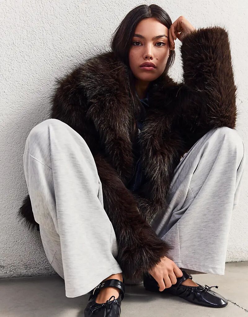 Куртка из искусственного меха Bershka коричневого цвета
Куртка из искусственного меха Bershka коричневого цвета