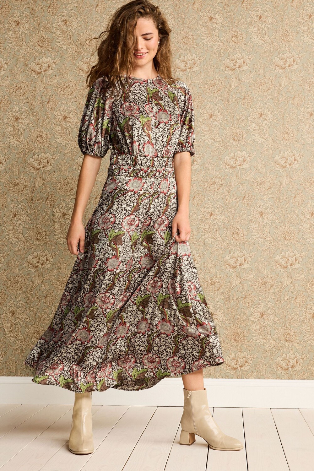 Платье миди с декором на спине Next
Платье миди с декором на спине Next