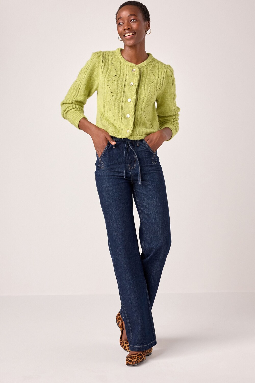 Расклешенные джинсы из 100% хлопка с поясом и карманными швами Next, синий
Расклешенные джинсы из 100% хлопка с поясом и карманными швами Next, синий