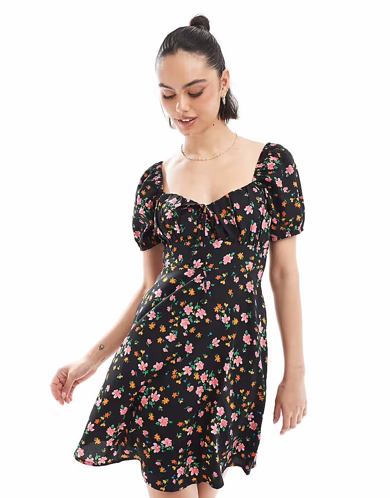 Мини-платье New Look в стиле молочницы с черным цветочным принтом
Мини-платье New Look в стиле молочницы с черным цветочным принтом