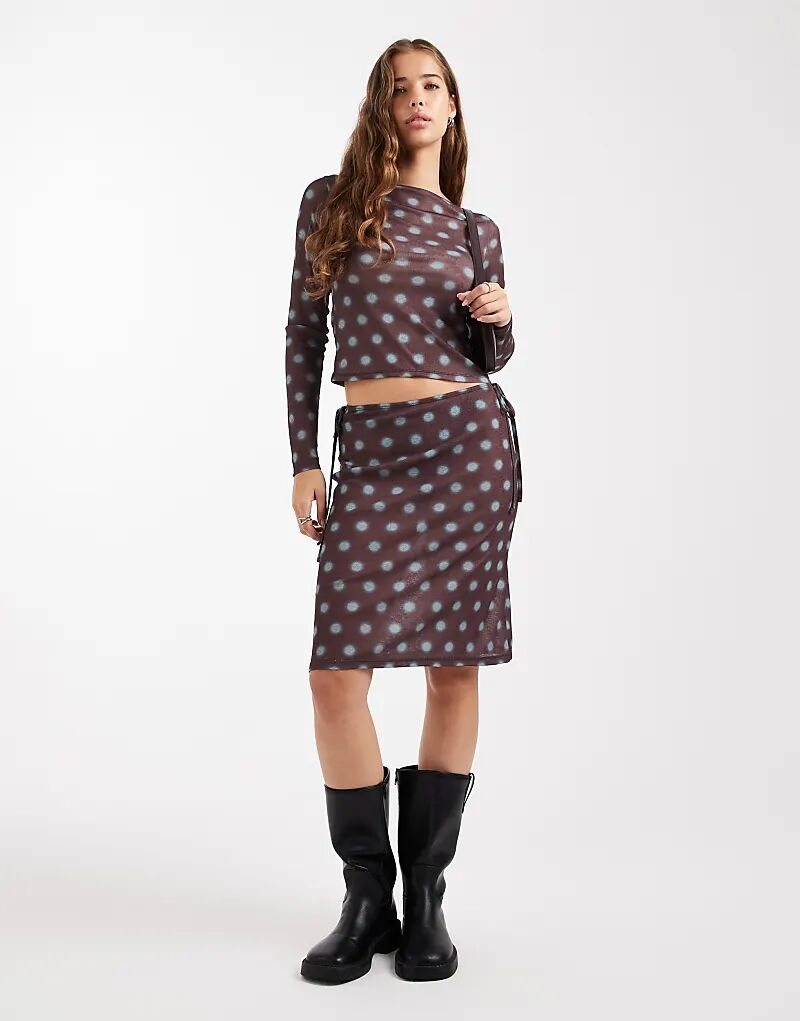 Юбка COLLUSION неудобной длины с размытыми пятнами в коричнево-синем цвете
Юбка COLLUSION неудобной длины с размытыми пятнами в коричнево-синем цвете