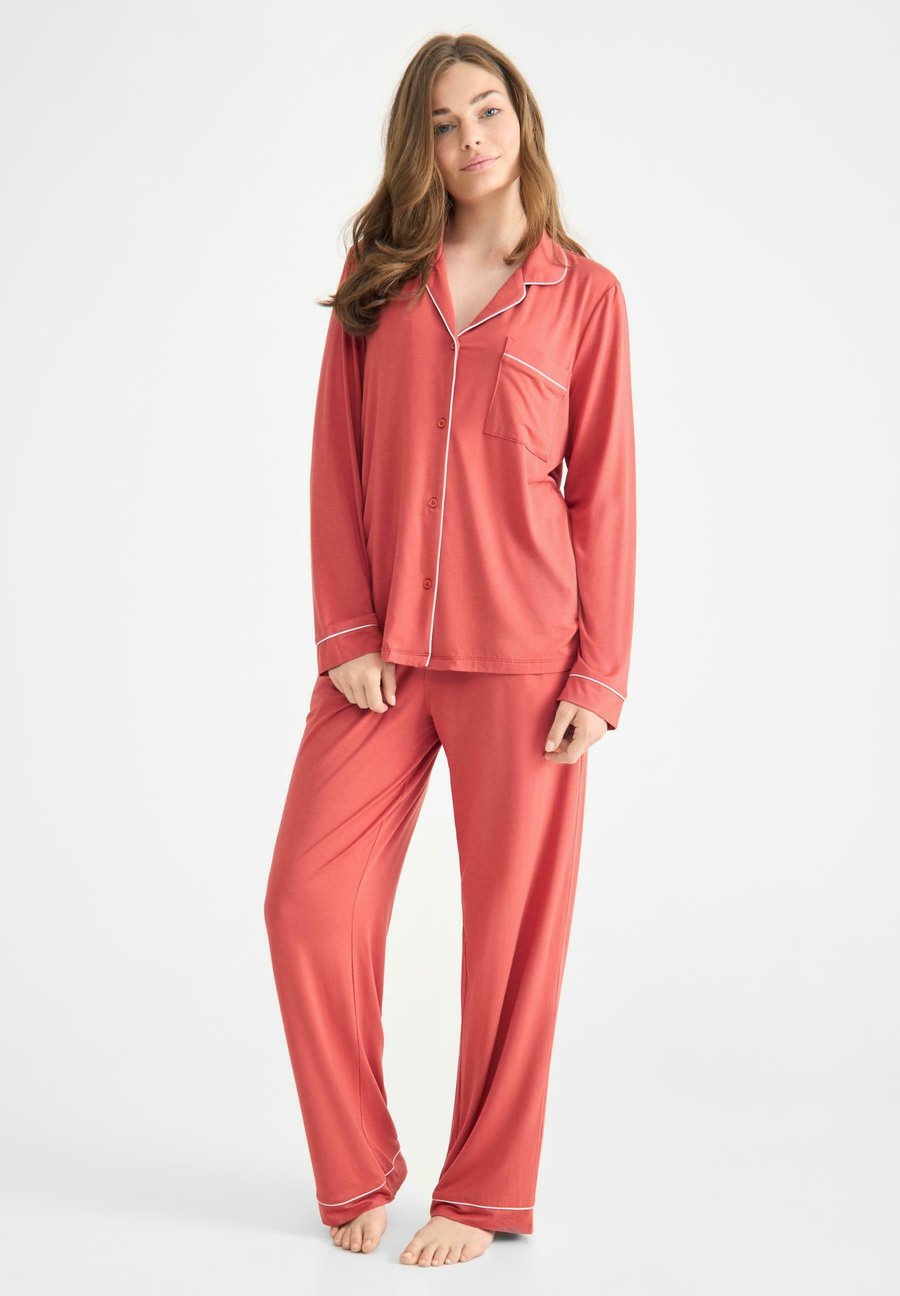 Пижамный комплект Chelsea Peers PLAIN SET, Orange
Пижамный комплект Chelsea Peers PLAIN SET, Orange