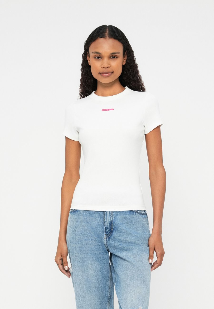 Футболка Tommy Jeans SLIM SCRIPT LABEL TEE UNISEX, Ecru/Off-White, Белый, Футболка Tommy Jeans SLIM SCRIPT LABEL TEE UNISEX, Ecru/Off-White
Футболка Tommy Jeans SLIM SCRIPT LABEL TEE UNISEX, Ecru/Off-White, Белый, Футболка Tommy Jeans SLIM SCRIPT LABEL TEE UNISEX, Ecru/Off-White