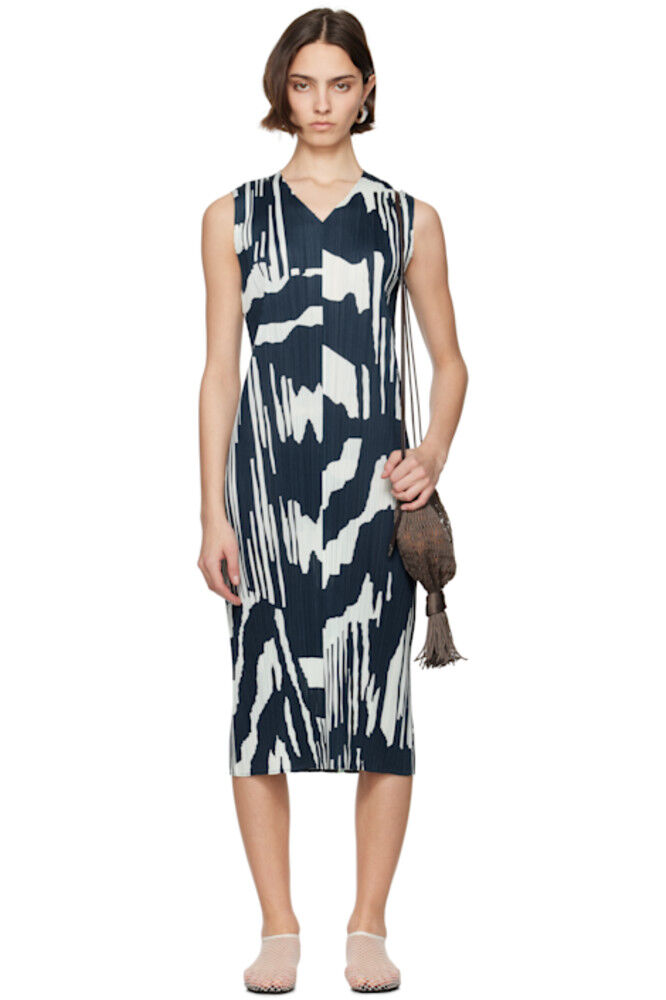 Платье макси цвета сине-зеленого рефракционного цвета PLEATS PLEASE ISSEY MIYAKE
Платье макси цвета сине-зеленого рефракционного цвета PLEATS PLEASE ISSEY MIYAKE