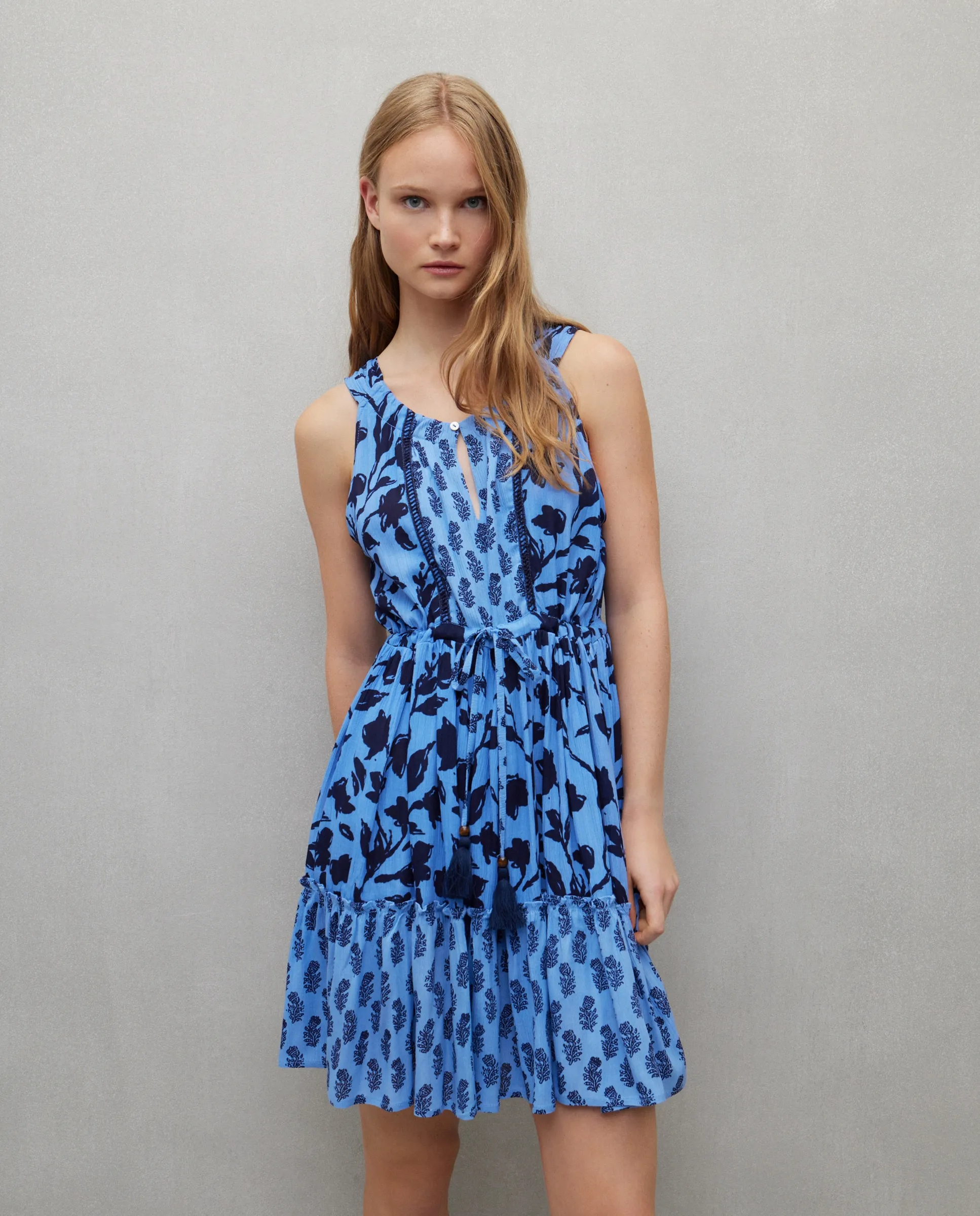 Короткое платье без рукавов с цветочной вышивкой Easy Wear, голубой
Короткое платье без рукавов с цветочной вышивкой Easy Wear, голубой