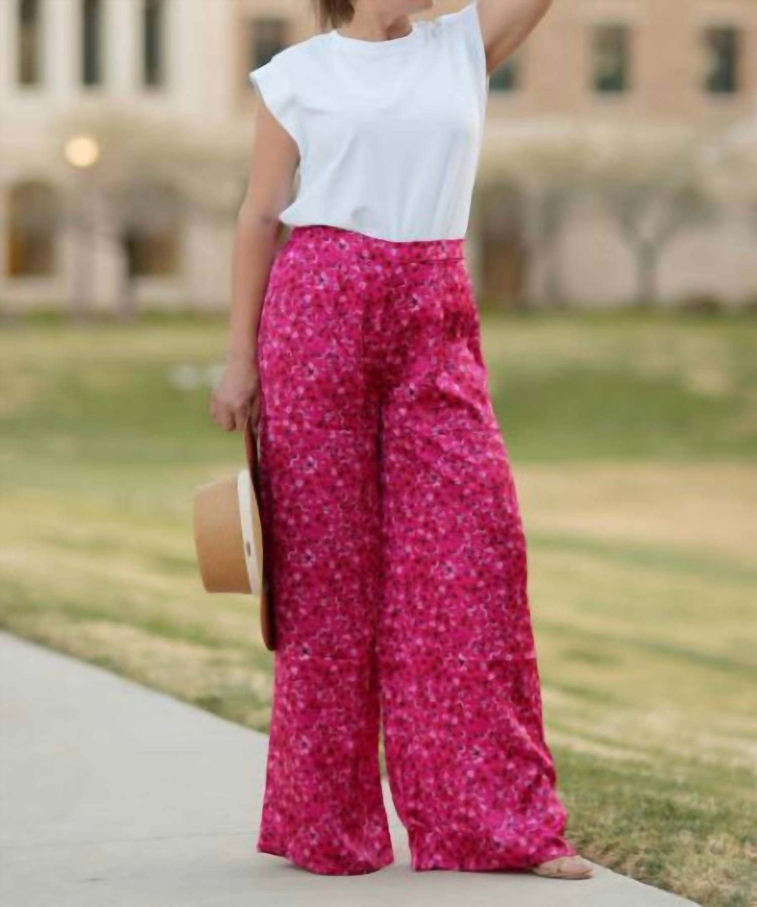 Зоя Флоральные атласные брюки в пурпурной расцветке SUGARLIPS
Зоя Флоральные атласные брюки в пурпурной расцветке SUGARLIPS