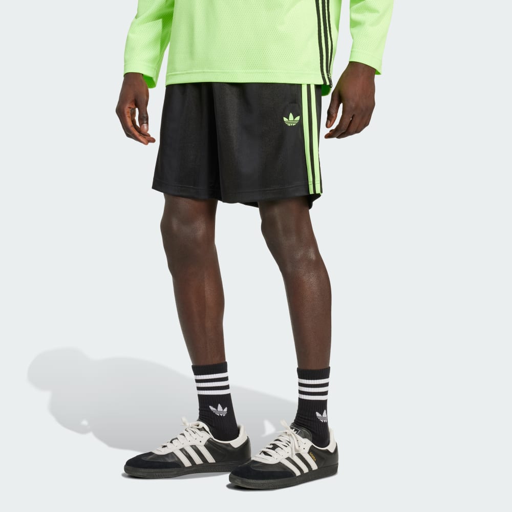Шорты Adidas Adicolor Jacquard Shorts, цвет Black/Signal Green 
Шорты Adidas Adicolor Jacquard Shorts, цвет Black/Signal Green