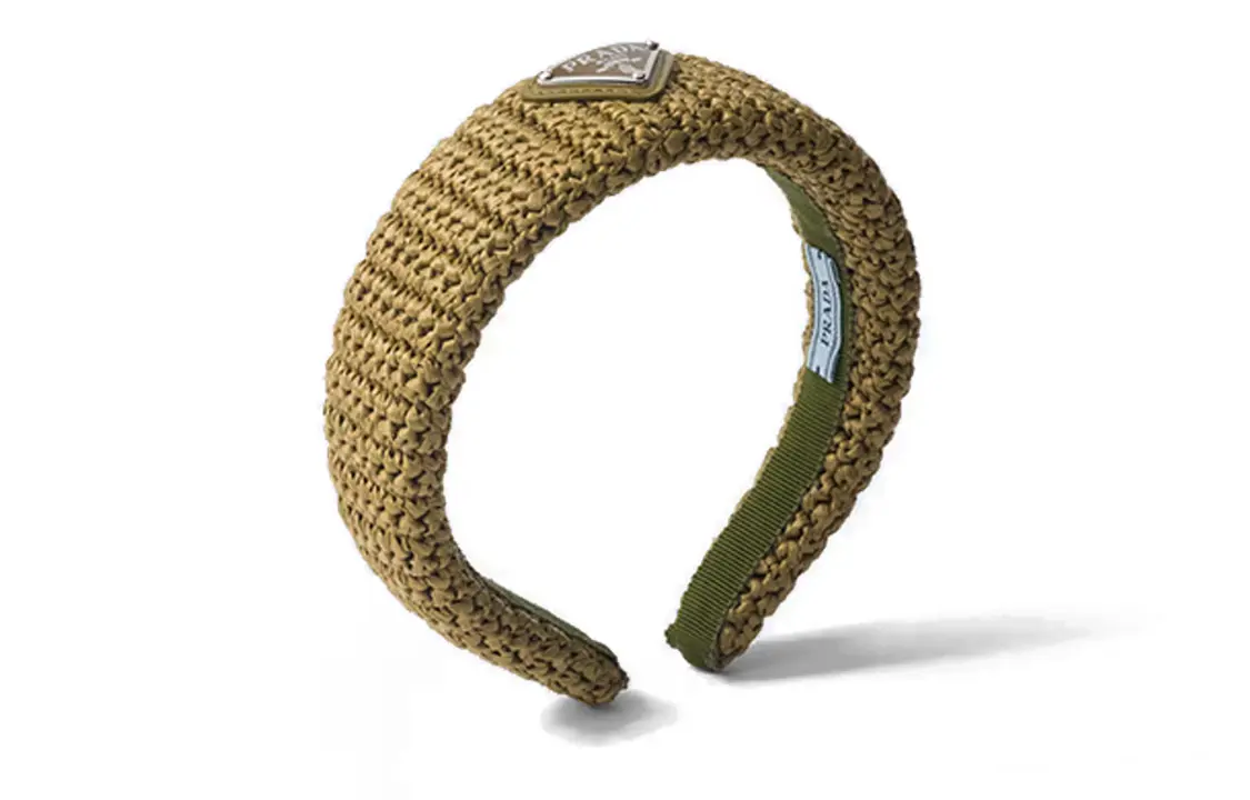 Вязаная повязка на голову с треугольным логотипом Prada, оливковый зеленый
Вязаная повязка на голову с треугольным логотипом Prada, оливковый зеленый