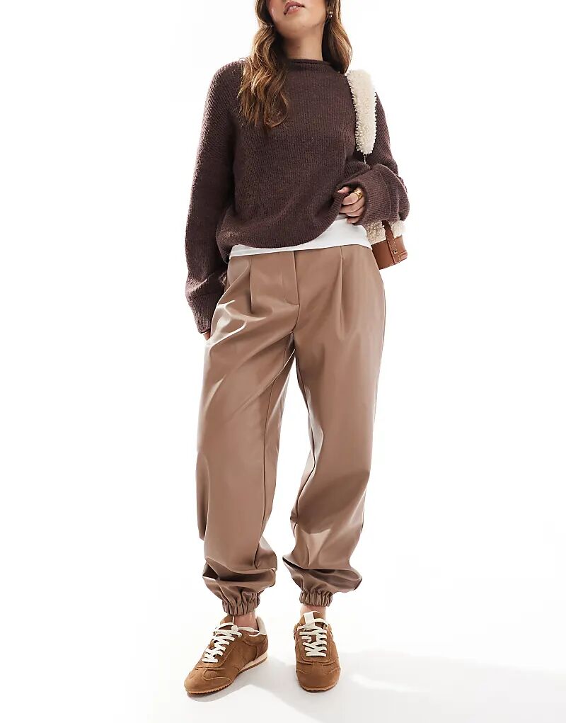 Джоггеры из искусственной кожи в норке ASOS DESIGN
Джоггеры из искусственной кожи в норке ASOS DESIGN