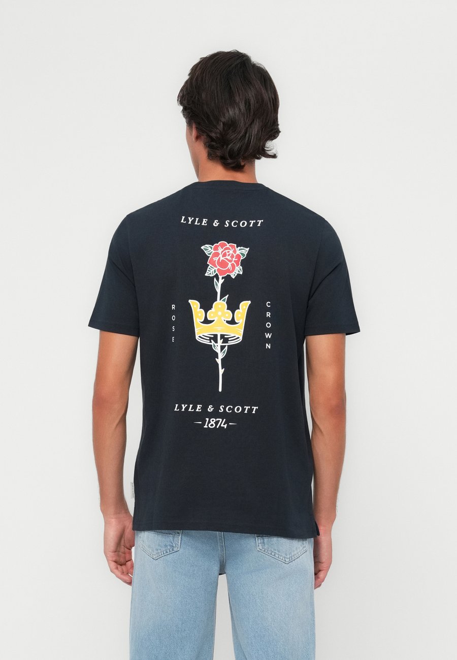 Футболка Lyle & Scott ROSE AND CROWN GRAPHIC, Dark Navy/Dark Blue
Футболка Lyle & Scott ROSE AND CROWN GRAPHIC, Dark Navy/Dark Blue