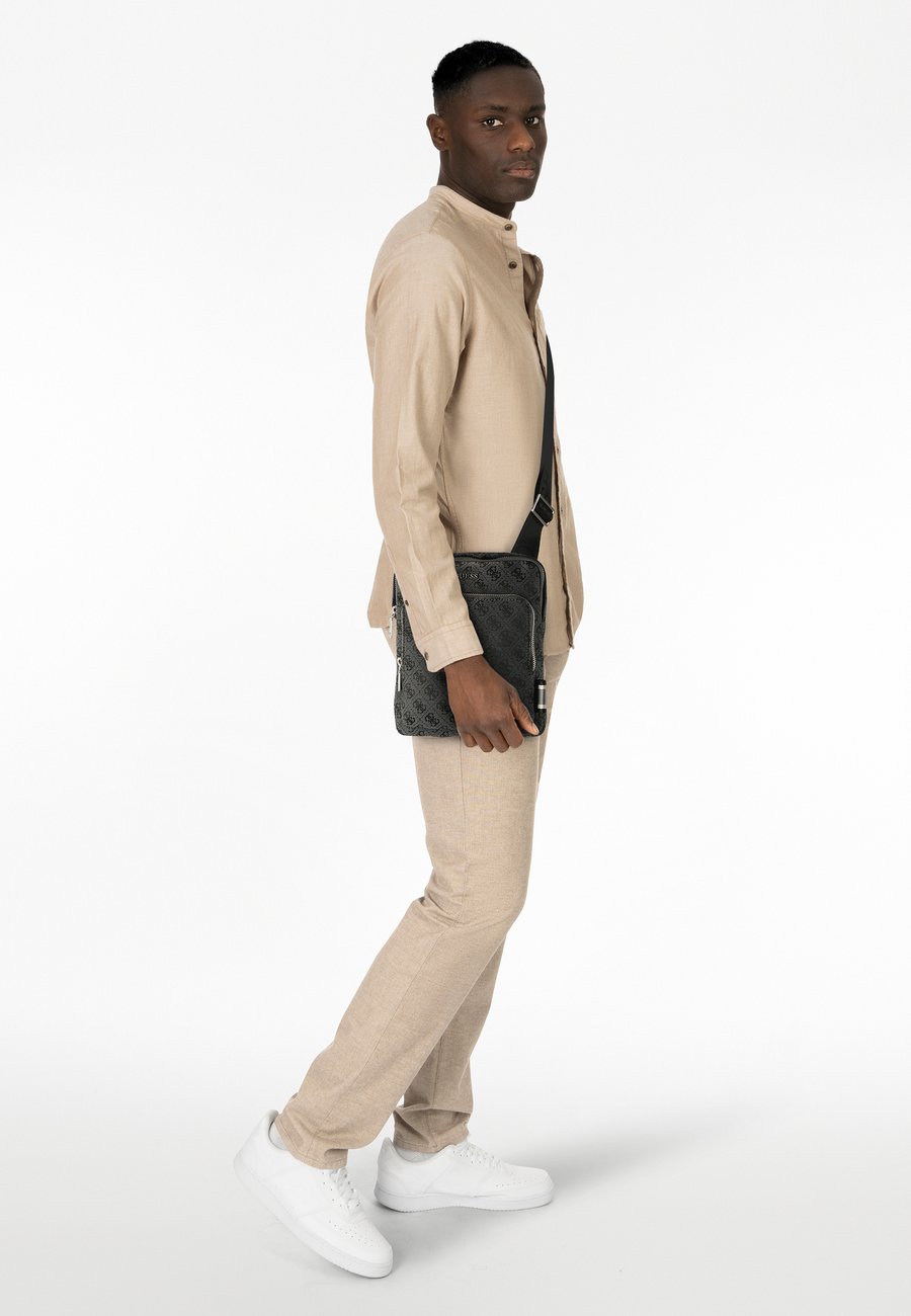 Сумка кросс-боди Guess Cross body bag, Black
Сумка кросс-боди Guess Cross body bag, Black