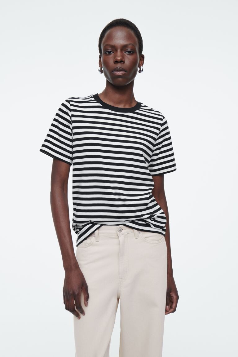 Футболка на повседневную жизнь Cos, черный
Футболка на повседневную жизнь Cos, черный