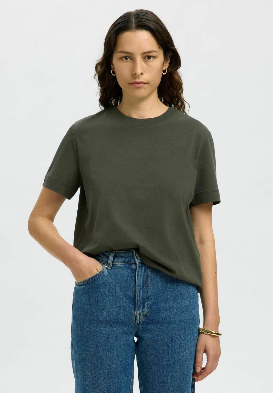 Футболка Selected Femme ESSENTIAL BOXY NOOS, Deep Depths/Green, Зеленый, Футболка Selected Femme ESSENTIAL BOXY NOOS, Deep Depths/Green
Футболка Selected Femme ESSENTIAL BOXY NOOS, Deep Depths/Green, Зеленый, Футболка Selected Femme ESSENTIAL BOXY NOOS, Deep Depths/Green