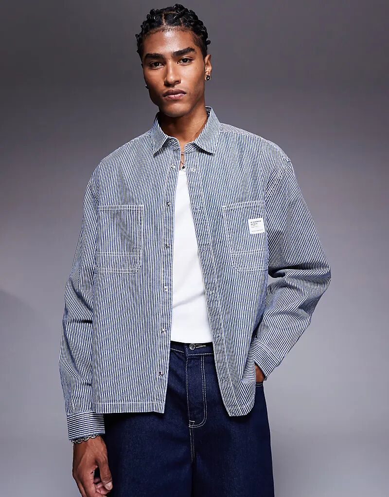 Рубашка свободного кроя из денима ASOS DESIGN с значком в темно-синюю полоску 
Рубашка свободного кроя из денима ASOS DESIGN с значком в темно-синюю полоску