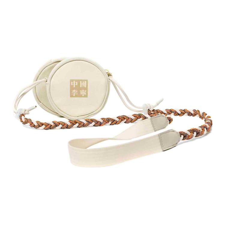 LiNing Тканевая маленькая круглая сумка через плечо унисекс белая
LiNing Тканевая маленькая круглая сумка через плечо унисекс белая