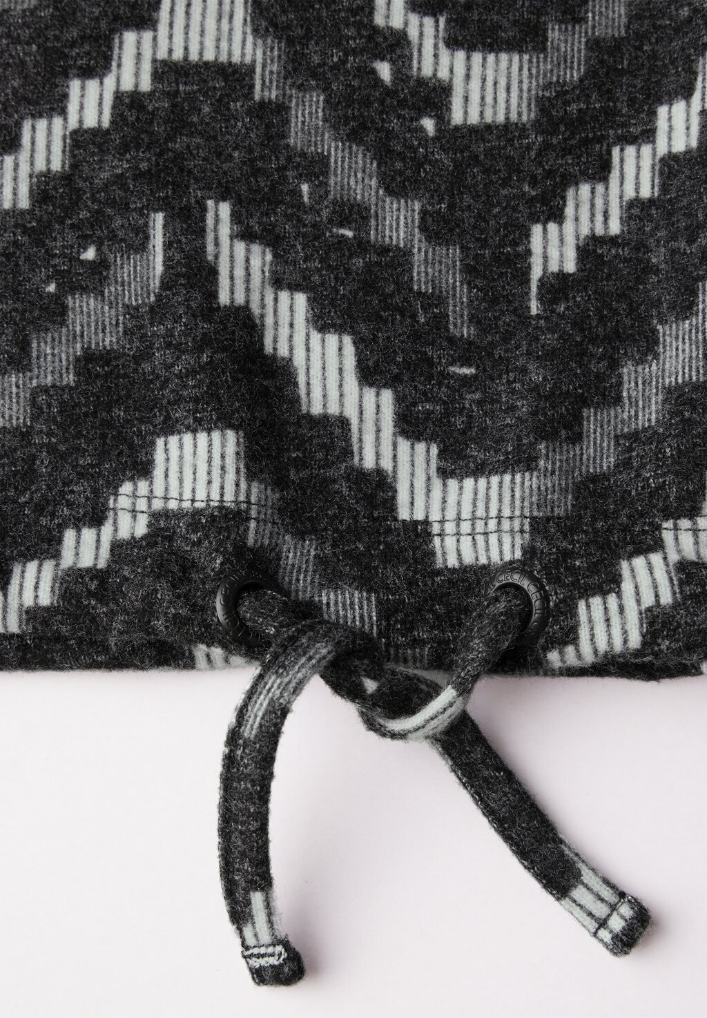 Джемпер MIT GRAFISCHEM MUSTER Cecil, черный 
Джемпер MIT GRAFISCHEM MUSTER Cecil, черный