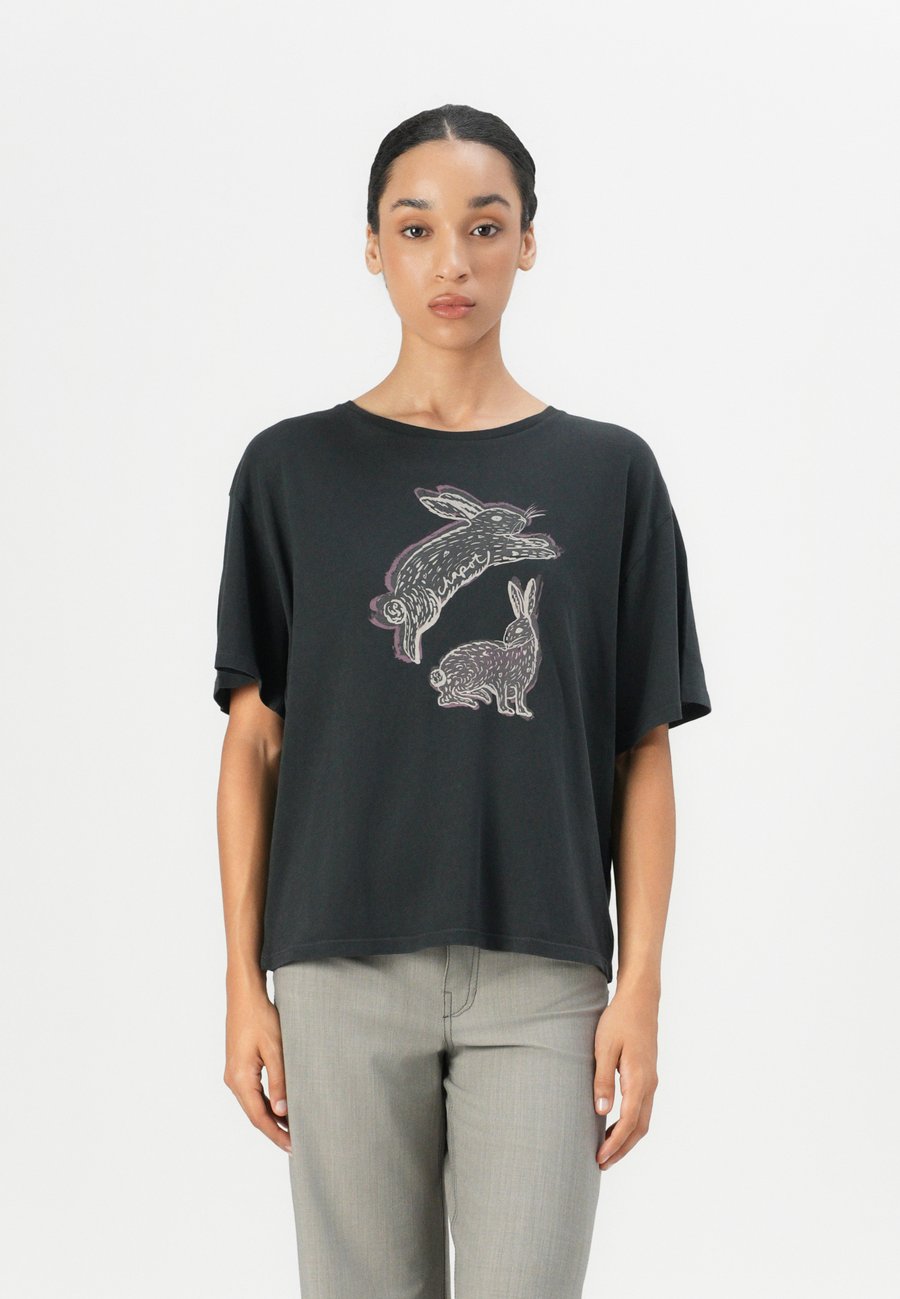 Футболка Fabienne Chapot RABBIT, Dark Antracite/Dark Grey, Серый, Футболка Fabienne Chapot RABBIT, Dark Antracite/Dark Grey
Футболка Fabienne Chapot RABBIT, Dark Antracite/Dark Grey, Серый, Футболка Fabienne Chapot RABBIT, Dark Antracite/Dark Grey